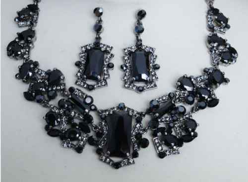 Help me find this necklace please? I'm driving myself nuts!
