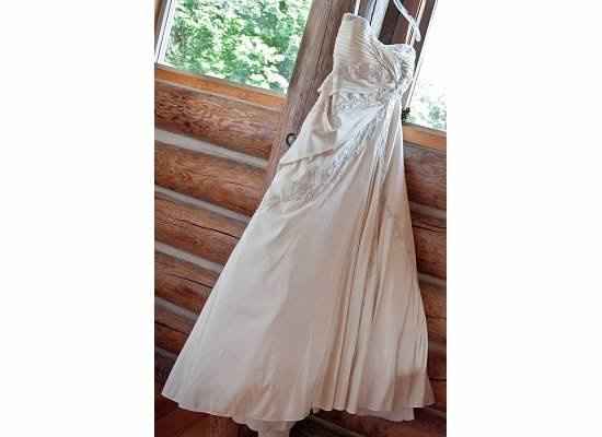 Any brides NOT wear(ing) white for their ceremony?