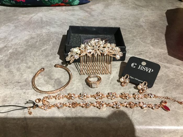 May i see your jewelry sets? 1