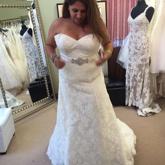 I looove dress threads! Are you rocking white?