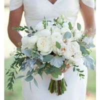 Cascading vs. Round Bouquet. Why did you pick one or the other?