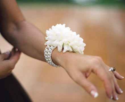 Do MOBs wear corsages?