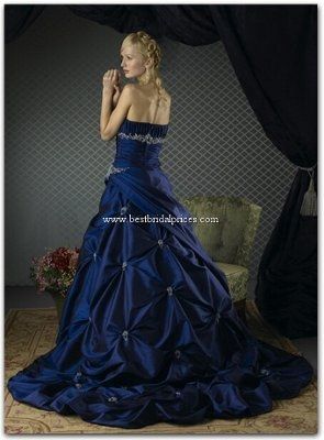 Who is wearing Mermaid/Fit & Flare/Trumpet?