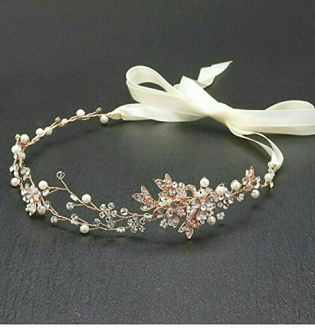 Having trouble accessorizing dress...did anyone do a belt AND a headpiece? Pics?