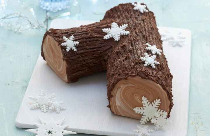 "traditional' buche with snowflakes