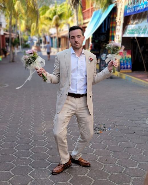 What should the groom and groomsmen wear? 2