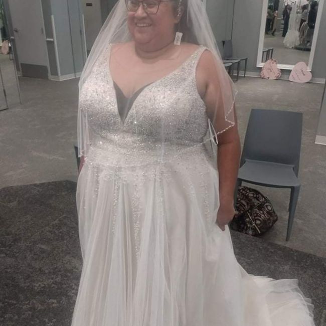 How to style a dark champagne wedding dress? 3