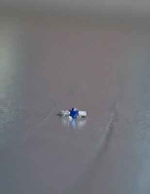 Alright ladies! Let's see those gorgeous rings...