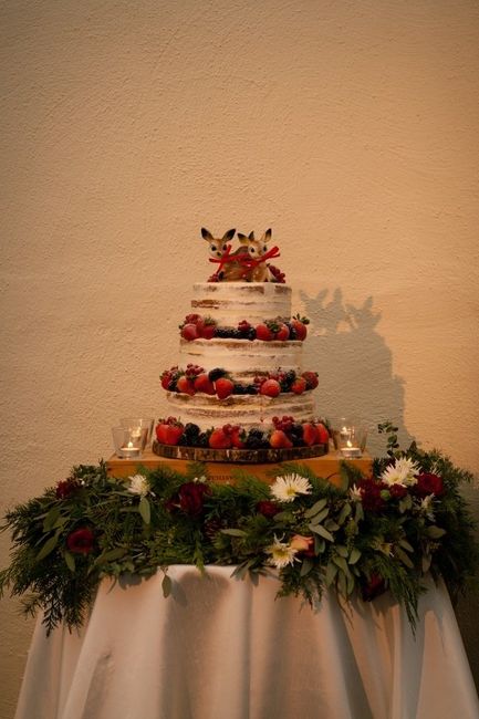 Wedding cake greenery 7