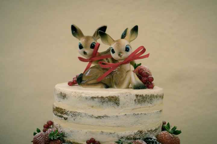 Do couples still use figurine cake toppers? - 1