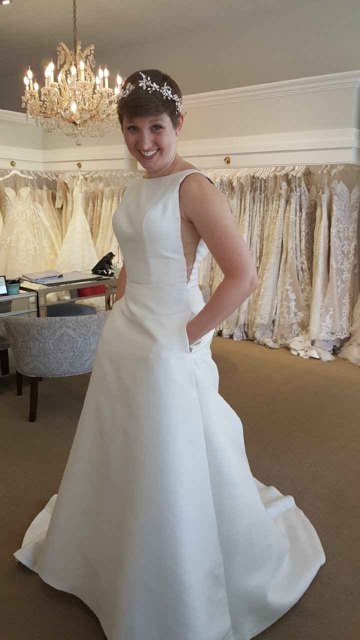 Does your dress have pockets? - 1