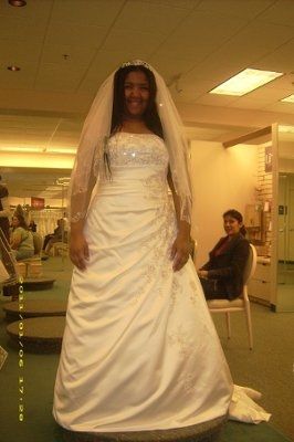 Which dress do u like better.
