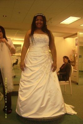Which dress do u like better.