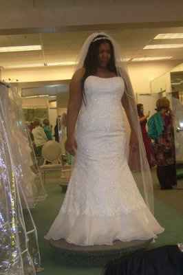 Which dress do u like better.