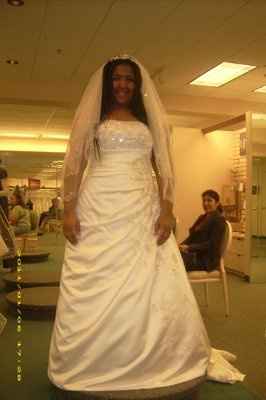 Which dress do u like better.