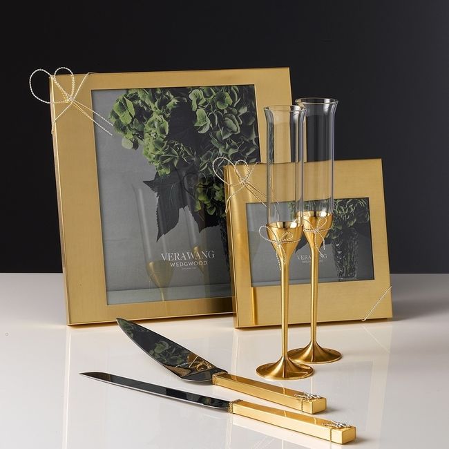 Let's see everyone's champagne flutes!