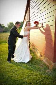 Show me your must-have wedding pictures! :)