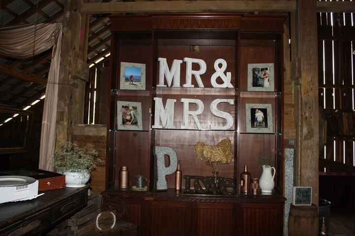 Help with hutch decor for barn wedding