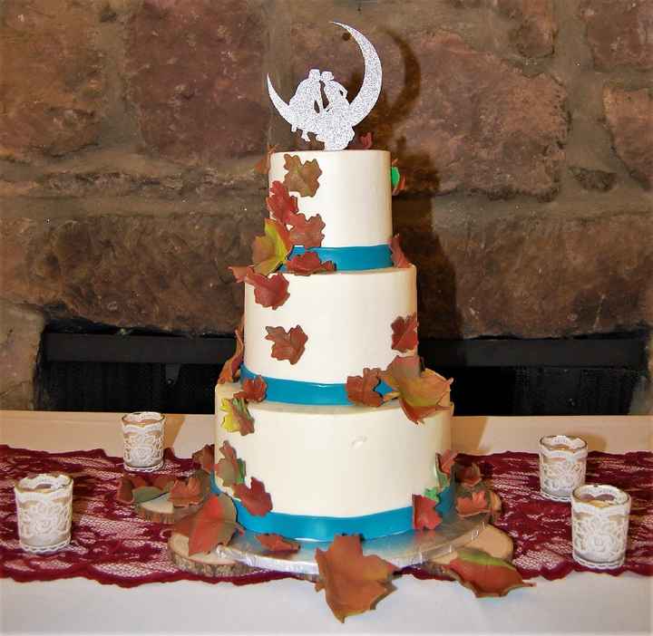 Do couples still use figurine cake toppers? - 1