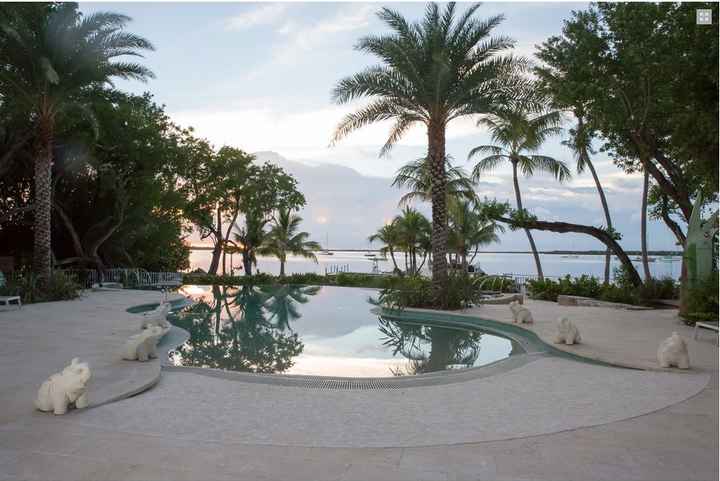 Pool area where cocktail hour will take place