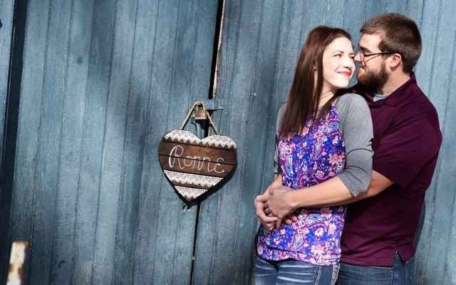 Engagement photo outfits