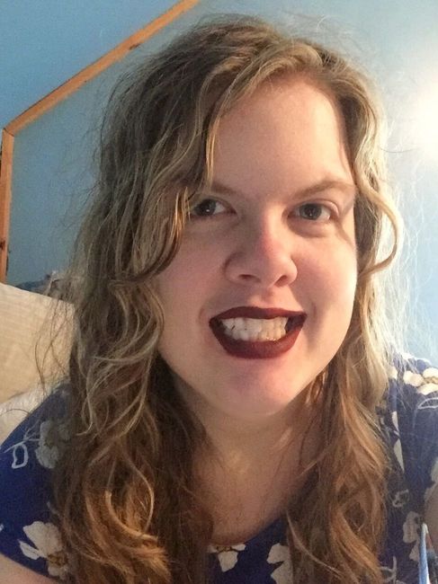 Show me your red lips!
