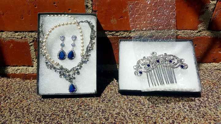 What style earrings are you wearing with your wedding dress? - 1