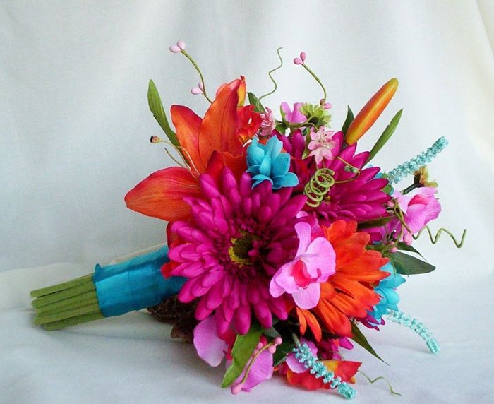 Beachy Themed Center Pieces & Bright flowers?