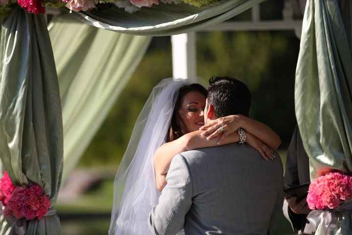 Let's see the 'KISS YOUR BRIDE' pics