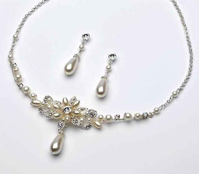 Would this necklace look good with my wedding dress?! *PICS*