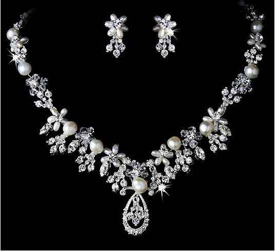 Would this necklace look good with my wedding dress?! *PICS*