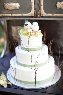 Show us those wedding cakes!!!
