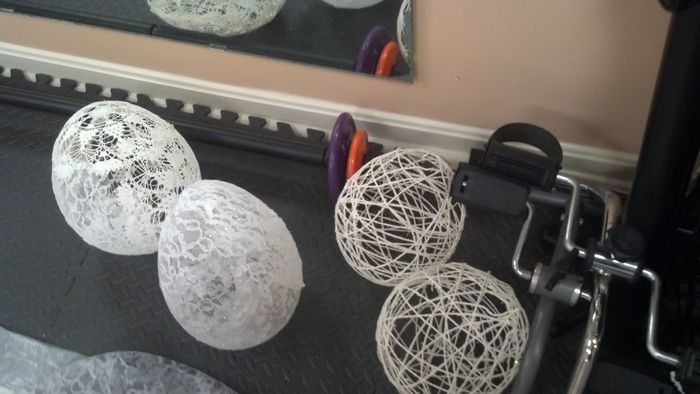 DIY: yarn and lace balls and cake stand