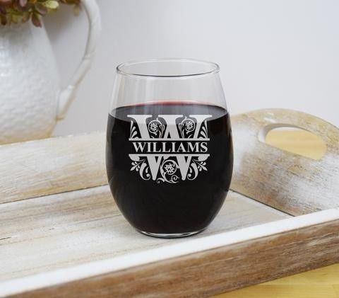 Creating etched wine glasses for guests gifts 1