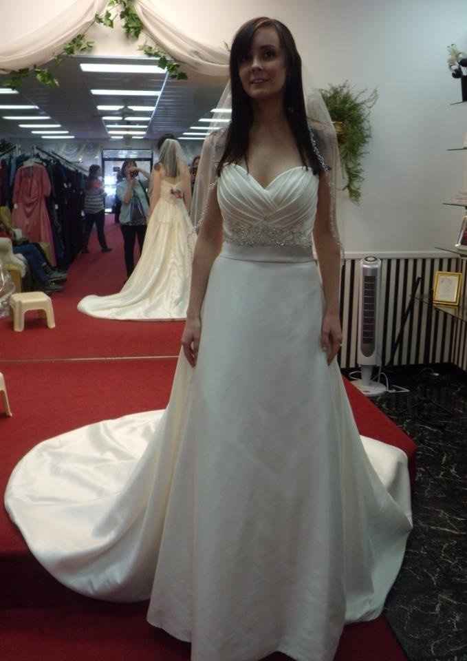 Show us your wedding dress!!!!!!