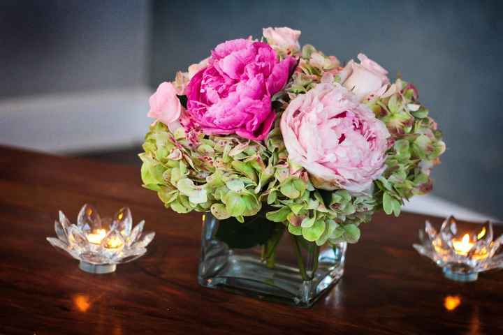 Any chicago Bride DIY-ing her bouquet with real flowers?.....