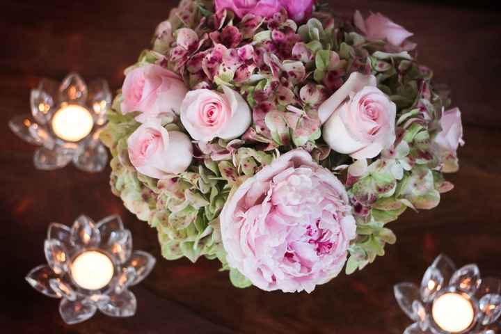 Any chicago Bride DIY-ing her bouquet with real flowers?.....