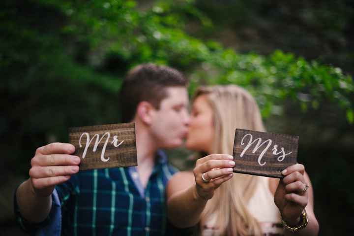 Sweetheart Table: Mr & Mrs Sign