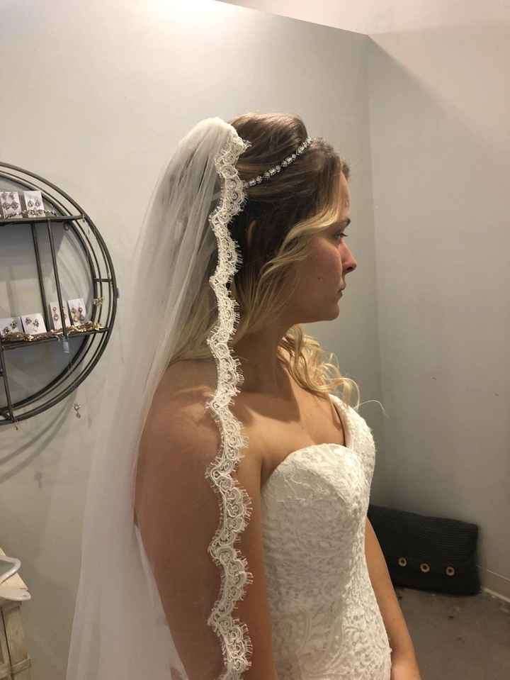 Scalloped lace veil