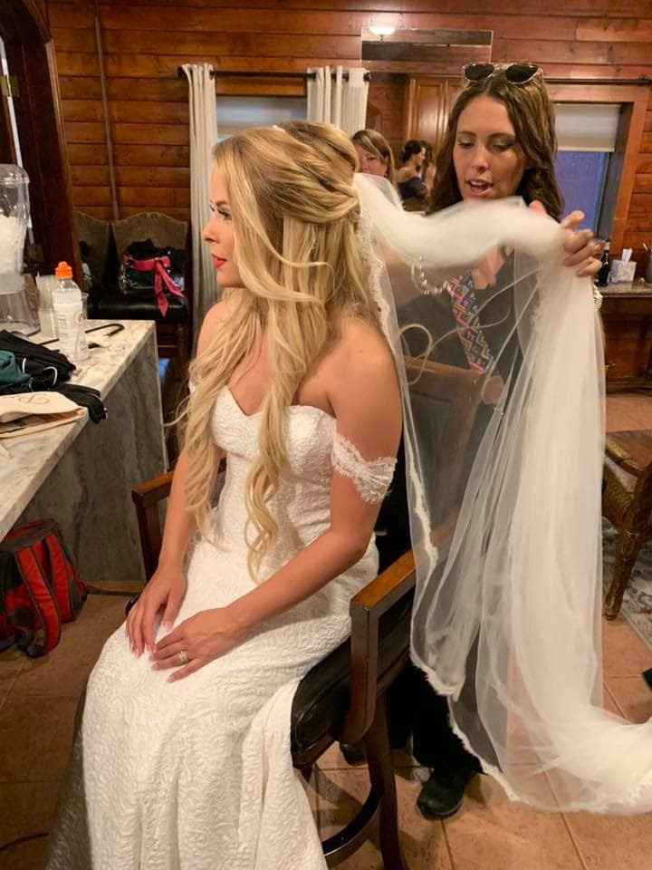 The side of the hairstyle, the veil was clipped into the back