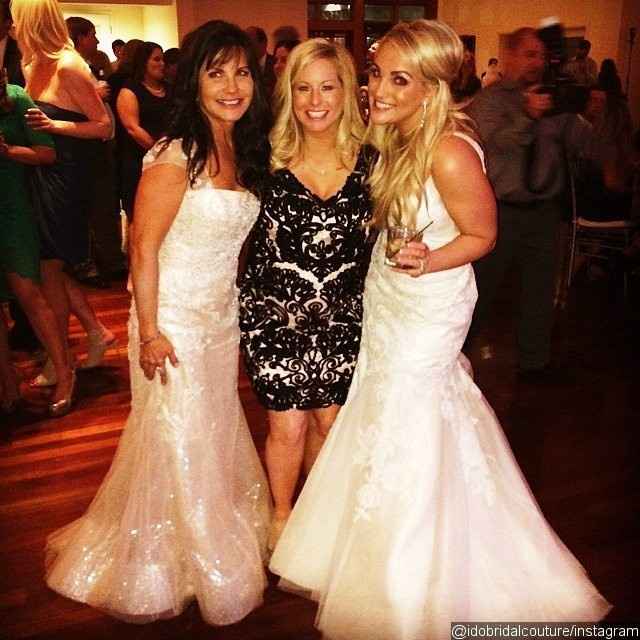 What if the mother's dress is the same color as the bride? Will it look weird?