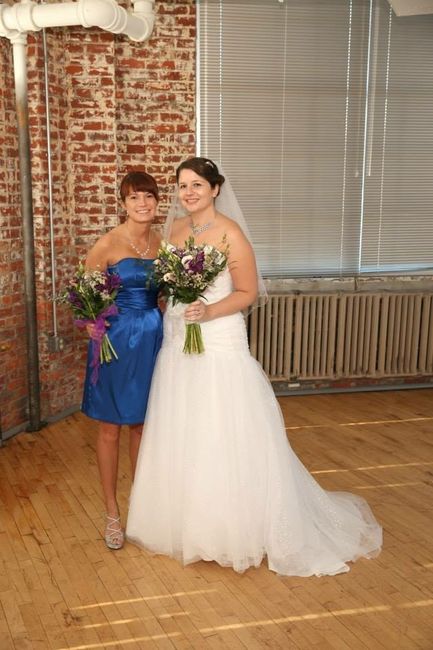 Bridesmaids carrying purses instead of flowers ?