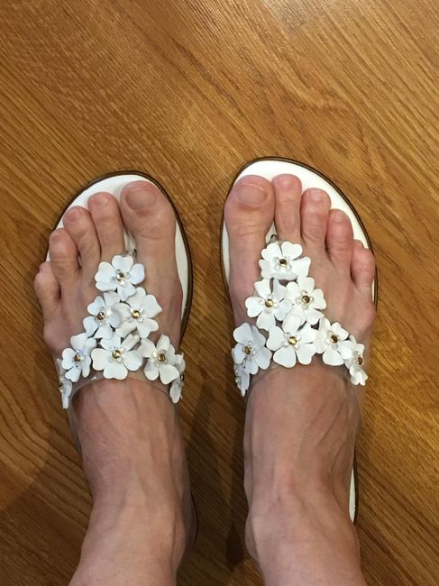 "To wear shoes or no shoes for my beach wedding", that's the question 2