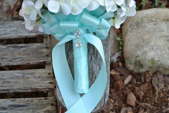 My brooch boquet is in!