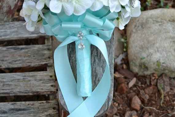 My brooch boquet is in!
