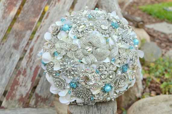 My brooch boquet is in!