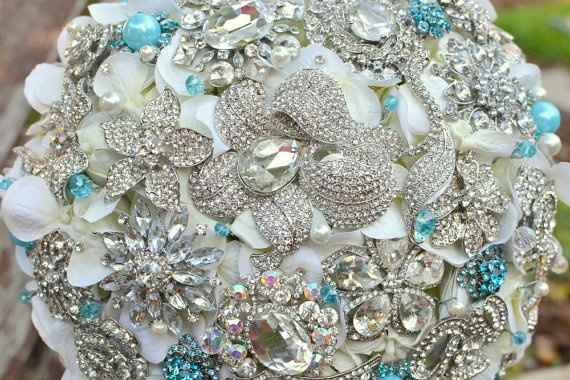 My brooch boquet is in!