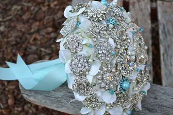 My brooch boquet is in!