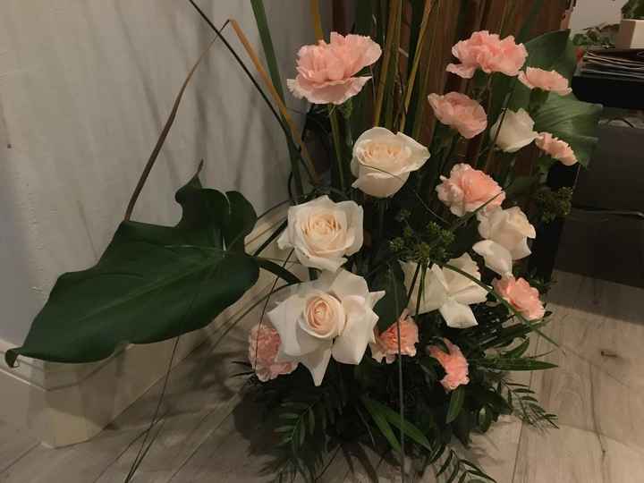 Florist quality Vendelas in arrangement