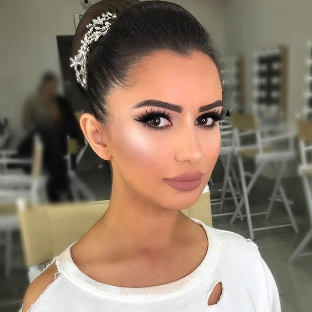 Anyone else wanting glam makeup for your big day? 2